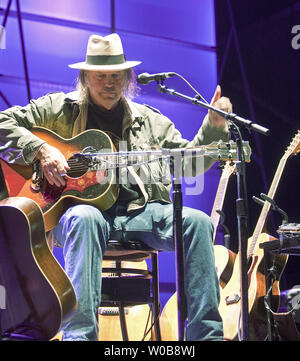 Neil Young effectue sur scène à Sarah McLachlan, Sessions d'été de l'inaugural du concert en plein air à Ambleside Park à West Vancouver (Colombie-Britannique), le 12 septembre 2009. L'argent ainsi recueilli épuisé va au concert de Sarah McLachlan Foundation qui fournit gratuitement des programmes d'enseignement de la musique aux jeunes dans les collectivités mal desservies. UPI/Heinz Ruckemann Banque D'Images