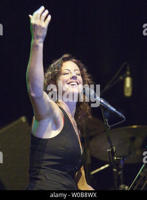 Sarah McLachlan fonctionne à son concert inaugural des sessions d'été à l'extérieur à Ambleside Park à West Vancouver (Colombie-Britannique), le 12 septembre 2009. L'argent ainsi recueilli épuisé va au concert de Sarah McLachlan Foundation qui fournit gratuitement des programmes d'enseignement de la musique aux jeunes dans les collectivités mal desservies. UPI/Heinz Ruckemann Banque D'Images