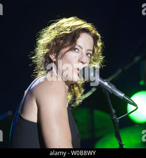 Sarah McLachlan fonctionne à son concert inaugural des sessions d'été à l'extérieur à Ambleside Park à West Vancouver (Colombie-Britannique), le 12 septembre 2009. L'argent ainsi recueilli épuisé va au concert de Sarah McLachlan Foundation qui fournit gratuitement des programmes d'enseignement de la musique aux jeunes dans les collectivités mal desservies. UPI/Heinz Ruckemann Banque D'Images