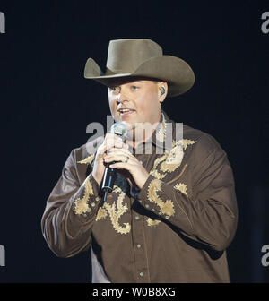 Gord Bamford effectue sur scène pendant le 2009 Canadian Country Music Awards au GM Place à Vancouver, Colombie-Britannique, le 13 septembre 2009. UPI /Heinz Ruckemann Banque D'Images