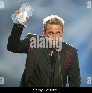 Johnny Reid reçoit l'artiste masculin de l'année 2009 sur scène au cours de la Canadian Country Music Awards au GM Place à Vancouver, Colombie-Britannique, le 13 septembre 2009. UPI /Heinz Ruckemann Banque D'Images