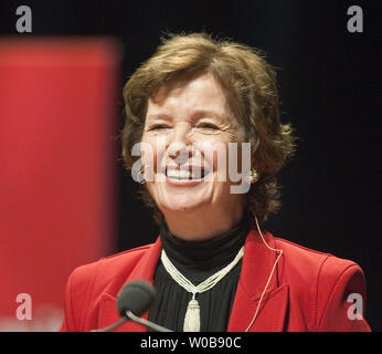 Mary Robinson, l'ancienne présidente d'Irlande et ancien Haut Commissaire des Nations Unies pour les droits de l'homme modère la session de l'après-midi du sommet de la paix Vancouver 2009 à l'Université de British Columbia's Chan Centre à Vancouver, Colombie-Britannique, le 27 septembre 2009. UPI /Heinz Ruckemann Banque D'Images