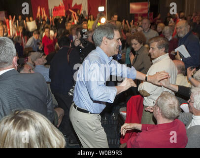 Chef de l'opposition libérale, Michael Ignatieff greets supporters lors d'une séance de discussion ouverte dans une circonscription de rotation sur une campagne électorale fédérale de 2011 s'arrêter à North Vancouver (Colombie-Britannique), le 17 avril 2011. UPI/Heinz Ruckemann Banque D'Images