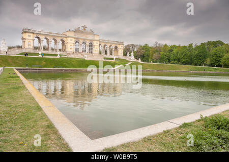 Vue sur chapelle du château de Schönbrunn en structure, Vienne, Autriche Banque D'Images