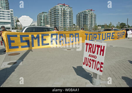 Le deuxième plus grand et plus ancien navire à voile à la marine chilienne Esmeralda un navire de formation qui est arrivé à North Vancouver, British Columbia's Lonsdale Quay hier est ouvert pour deux après-midi de visites à bord du public qui doit passer un gant de manifestants à partir d'aujourd'hui, le 7 août 2011. L'Esmeralda cinq jour escale à Vancouver pendant une tournée mondiale est satisfaite par les manifestants de la ville, la communauté chilienne qui prétendent que le navire a été utilisé comme un camp de concentration "flottant" de prisonniers politiques holding dictateur Augusto Pinochet. UPI/Heinz Ruckemann Banque D'Images