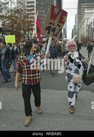 Plusieurs centaines de bruyant et coloré 'Vancouver' mars manifestants occupent à l'appui de la "taxe Robin des Bois" au centre-ville de Vancouver (Colombie-Britannique) le 29 octobre 2011, deux jours avant l'Halloween. La taxe permettrait de percevoir une taxe de 1  % sur les bénéfices des banques et un bureau de change. UPI/Heinz Ruckemann Banque D'Images