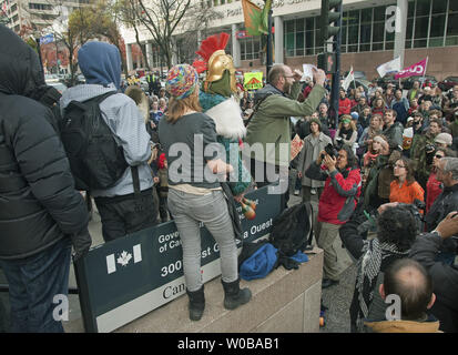 Plusieurs centaines de bruyant et coloré 'Vancouver' manifestants occupent à la mars Les bureaux du gouvernement du Canada dans les principales bibliothèques publiques dans le centre-ville de Vancouver, en Colombie-Britannique, en faveur de la taxe Robin des Bois" le 29 octobre 2011, deux jours avant l'Halloween. La taxe permettrait de percevoir une taxe de 1  % sur les bénéfices des banques et un bureau de change. UPI/Heinz Ruckemann Banque D'Images