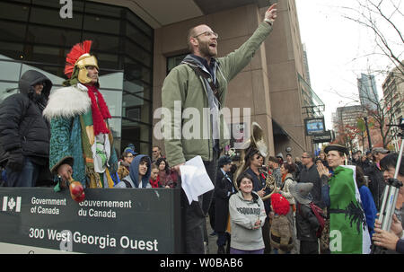 Plusieurs centaines de bruyant et coloré 'Vancouver' manifestants occupent à la mars Les bureaux du gouvernement du Canada dans les principales bibliothèques publiques dans le centre-ville de Vancouver, en Colombie-Britannique, en faveur de la taxe Robin des Bois" le 29 octobre 2011, deux jours avant l'Halloween. La taxe permettrait de percevoir une taxe de 1  % sur les bénéfices des banques et un bureau de change. UPI/Heinz Ruckemann Banque D'Images