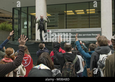 Plusieurs centaines de bruyant et coloré 'occuper' Vancouver protestataires arrivent à l'impôt de Revenu Canada bureaux pendant leur marche en faveur de la taxe Robin des Bois" au centre-ville de Vancouver (Colombie-Britannique) le 29 octobre 2011, deux jours avant l'Halloween. La taxe permettrait de percevoir une taxe de 1  % sur les bénéfices des banques et un bureau de change. UPI/Heinz Ruckemann Banque D'Images