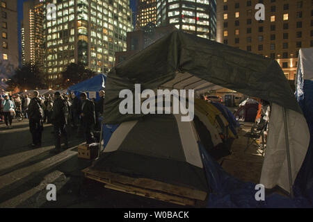 L 'occuper' contre Vancouver tent city continue de croître à l'Art Gallery, dans le centre-ville de Vancouver, Colombie-Britannique la fin Novembre 8, 2011, après la Ville de Vancouver tentent d'obtenir une injonction pour retirer la tente ville remonte à la cour demain. UPI/Heinz Ruckemann Banque D'Images