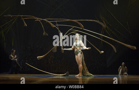 Amaluna du Cirque du Soleil effectue une répétition générale de Vancouver (Colombie-Britannique), le 22 novembre 2012. Avec une distribution de plus de 70 pour cent de femmes Amaluna se déroulera du 23 novembre au 30 décembre. /Photo UPI Heinz Ruckemann Banque D'Images