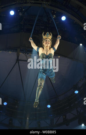 Amaluna du Cirque du Soleil effectue une répétition générale de Vancouver (Colombie-Britannique), le 22 novembre 2012. Avec une distribution de plus de 70 pour cent de femmes Amaluna se déroulera du 23 novembre au 30 décembre. /Photo UPI Heinz Ruckemann Banque D'Images