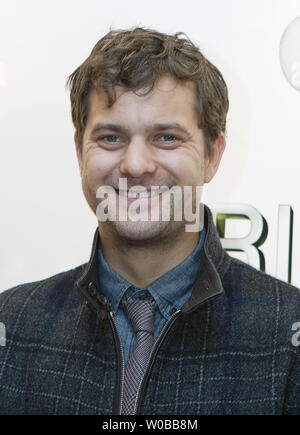 Comme l'acteur Joshua Jackson (Peter Bishop) arrive sur le tapis rouge pour la célébration du 100e épisode de la série télévisée Fringe au Fairmont Pacific Rim Hotel à Vancouver, Colombie-Britannique, le 1 décembre 2012. /Photo UPI Heinz Ruckemann Banque D'Images