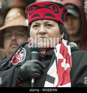 Joan, la femme de Le Grand Chef Stewart Phillip parle à plusieurs centaines de Premières Nations et d'autres personnes qui protestaient à la Vancouver Art Gallery à Vancouver (Colombie-Britannique) le 23 décembre 2012 à l'appui de la mouvement Idle No More a commencé par la chef Theresa Spence, Attawapiskat, grève de la faim début Décembre 11, 2012 sur la Colline du Parlement. En plus de Spence pour rencontrer le Premier ministre Stephen Harper et le Gouverneur général pour aborder les questions relatives aux Premières Nations le mouvement Idle No More a augmenté de façon exponentielle au cours des derniers jours et les cibles Harper unilatérale autoritaire du gouvernement de style Banque D'Images