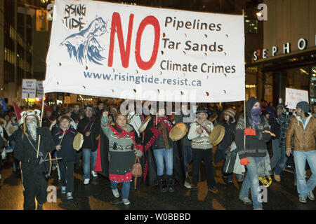 Les Premières Nations 'Idle No More" manifestants contre la rejoindre projet Enbridge Northern Gateway Pipeline d'huile pour former une démonstration forte de plus d'un millier d'exprimer leur opposition comme ils mars à la fermeture de Enbridge Northern Gateway comité fédéral d'examen des audiences à Vancouver, Colombie-Britannique, le 14 janvier 2013. UPI/Heinz Ruckemann Banque D'Images