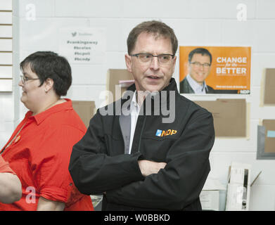 La Colombie-Britannique (C.-B.) Nouveau Parti démocrate (NPD) chef Adrian Dix arrive à Vancouver, BC siège après un dernier 24 heures campagne-éclair entre les provinces dans la matinée du jour de l'élection, le 14 mai 2013. Au cours de la campagne du NPD et Adrian Dix a pris la tête dans les sondages sur le premier ministre libéral sortant, Christy Clark, qui est passé de deux chiffres à quelques points en faveur du NPD, ce qui rend pour une course serrée avec des sondages la fermeture à 20 h ce soir. UPI/Heinz Ruckemann Banque D'Images