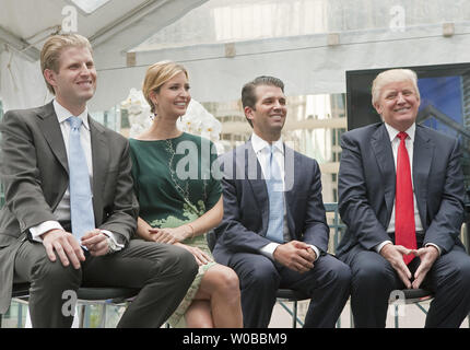 Donald Trump (R) arrive avec sa fille Ivanka et fils Eric (L) et Donald Jr. d'annoncer le bateau de 360 millions de dollars, 63 étages hôtel Trump International à être construit sur Georgia Street dans le centre-ville de Vancouver (Colombie-Britannique), le 19 juin 2013. UPI /Heinz Ruckemann Banque D'Images