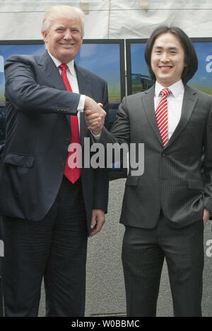 Donald Trump (L), serre la main de Joo Kim Tiah, PDG de l'entreprise Groupe Holborn après avoir annoncé le bateau de 360 millions de dollars, 63 étages hôtel Trump International à être construit sur Georgia Street dans le centre-ville de Vancouver (Colombie-Britannique), le 19 juin 2013. UPI /Heinz Ruckemann Banque D'Images