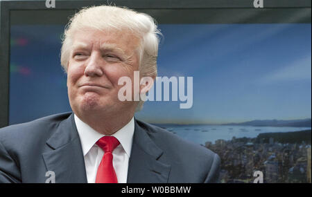 L'atout de Donald arrive pour annoncer le bateau de 360 millions de dollars, 63 étages hôtel Trump International à être construit sur Georgia Street dans le centre-ville de Vancouver (Colombie-Britannique), le 19 juin 2013. UPI /Heinz Ruckemann Banque D'Images