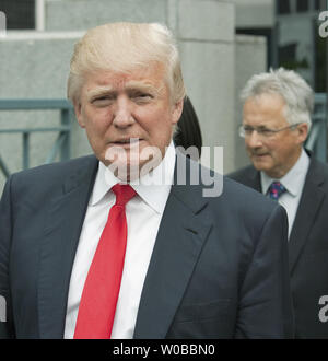 L'atout de Donald arrive pour annoncer le bateau de 360 millions de dollars, 63 étages hôtel Trump International à être construit sur Georgia Street dans le centre-ville de Vancouver (Colombie-Britannique), le 19 juin 2013. UPI /Heinz Ruckemann Banque D'Images