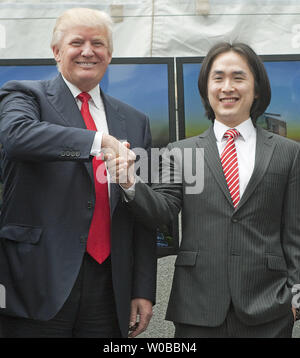 Donald Trump (L), serre la main de Joo Kim Tiah, PDG de l'entreprise Groupe Holborn après avoir annoncé le bateau de 360 millions de dollars, 63 étages hôtel Trump International à être construit sur Georgia Street dans le centre-ville de Vancouver (Colombie-Britannique), le 19 juin 2013. UPI /Heinz Ruckemann Banque D'Images