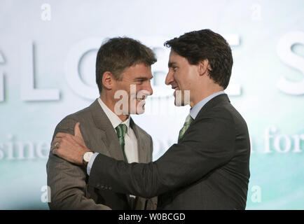 Le maire de Vancouver, Gregor Robertson (L) se félicite le premier ministre du Canada, Justin Trudeau sur scène lors de GLOBE 2016 à Vancouver, C.-B., le 2 mars 2016 où Trudeau vous donnera le discours d'ouverture. GLOBE 2016 est un sommet du leadership pour l'entreprise durable. UPI/Heinz Ruckemann Banque D'Images