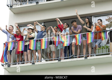 Les spectateurs applaudir le premier ministre du Canada, Justin Trudeau, son épouse Sophie Grégoire et leurs enfants Ella Grace, Xavier et Hadrien comme ils passé en mars de la 38e conférence annuelle de la Parade de la fierté gaie à Vancouver (Colombie-Britannique), le 31 juillet 2016. Trudeau est le premier premier ministre canadien à mars dans cette parade devant 500 000 spectateurs. Photo par Heinz Ruckemann/UPI Banque D'Images