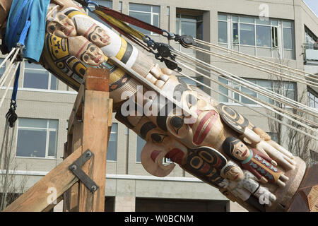 Les 17 mètres de hauteur de la réconciliation totem sculpté par James Hart (7idansuu), maître sculpteur haïda chef héréditaire et attend d'être installée au cours d'une cérémonie sur le principal centre commercial de l'Université de la Colombie-Britannique (UBC) à Vancouver, en Colombie-Britannique (C.-B.) le 1er avril 2017. Le totem représente les survivants des pensionnats. UPI/Heinz Ruckemann Banque D'Images