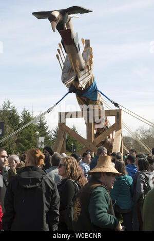 Les 17 mètres de hauteur de la réconciliation totem sculpté par James Hart (7idansuu), maître sculpteur haïda chef héréditaire et attend d'être installée au cours d'une cérémonie sur le principal centre commercial de l'Université de la Colombie-Britannique (UBC) à Vancouver, en Colombie-Britannique (C.-B.) le 1er avril 2017. Le totem représente les survivants des pensionnats. UPI/Heinz Ruckemann Banque D'Images