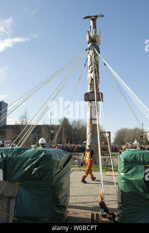 Les 17 mètres de hauteur de la réconciliation totem sculpté par James Hart (7idansuu), maître sculpteur haida et le chef héréditaire est érigée sur le principal centre commercial de l'Université de la Colombie-Britannique (UBC) à Vancouver, en Colombie-Britannique (C.-B.) le 1er avril 2017. Le totem représente les survivants des pensionnats. UPI/Heinz Ruckemann Banque D'Images