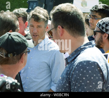 Le maire de Vancouver, Gregor Robertson parle contre le racisme se joindre à des milliers protestent contre un petit rassemblement d'extrême droite à l'Hôtel de Ville de Vancouver à Vancouver (Colombie-Britannique) le 19 août 2017. Les groupes d'extrême droite s'opposent à l'Islam et les politiques d'immigration du Canada. Photo par Heinz Ruckemann/UPI Banque D'Images