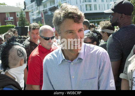 Le maire de Vancouver, Gregor Robertson parle contre le racisme se joindre à des milliers protestent contre un petit rassemblement d'extrême droite à l'Hôtel de Ville de Vancouver à Vancouver (Colombie-Britannique) le 19 août 2017. Les groupes d'extrême droite s'opposent à l'Islam et les politiques d'immigration du Canada. Photo par Heinz Ruckemann/UPI Banque D'Images