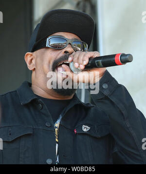 Senen, 'fr' Chien Reyes, du groupe de hip hop latino-américaine Cypress Hill effectue au cours de la 25e édition controversée 4/20 protester à Sunset Beach à Vancouver, Colombie-Britannique le 20 avril 2019. Autour de 100 000 personnes ont participé à l'événement en vedette par Cypress Hill. Photo par Heinz Ruckemann/UPI Banque D'Images