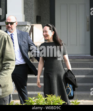 Huawei CFO Meng Wanzhou portant un tracker GPS et la cheville bracelet est escorté par la sécurité nommé par le tribunal alors qu'elle quitte l'une de ses deux maisons de plusieurs millions de dollars pour la Cour suprême de la C.-B. à Vancouver, en Colombie-Britannique (C.-B.), le 8 mai 2019. Arrêté 1 déc, 2018 et publié peu après sur 7,5 millions de Meng est la lutte contre l'extradition vers les USA sur les accusations de fraude. Photo par Heinz Ruckemann/UPI Banque D'Images