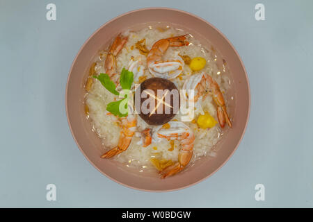 Nutritif et délicieux fruits de mer, crevettes riz porridge porridge avec Shiitake. Vue d'en haut. Banque D'Images