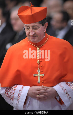 Le pape Benoît XVI installe le nouveau Cardinal italien Giuseppe Betori lors d'un consistoire cérémonie dans la Basilique Saint Pierre au Vatican le 18 février 2012. UPI/Stefano Spaziani Banque D'Images