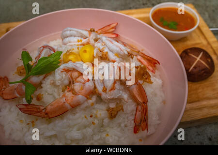 Nutritif et délicieux fruits de mer, crevettes riz porridge porridge avec Shiitake, Close-up. Banque D'Images