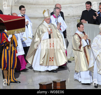 Le pape François arrive à une cérémonie de béatification du Pape Paul VI à la basilique Saint-Pierre au Vatican, près de Rome le 19 octobre 2014. Le procès de béatification est le troisième de quatre processus requis par l'église catholique avant qu'une personne devienne un saint. UPI/ David Silpa Banque D'Images