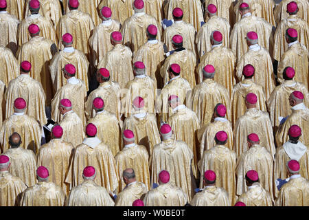 Évêques regarder une cérémonie de béatification du Pape Paul VI à la basilique Saint-Pierre au Vatican, près de Rome le 19 octobre 2014. Le procès de béatification est le troisième de quatre processus requis par l'église catholique avant qu'une personne devienne un saint. UPI/ David Silpa Banque D'Images