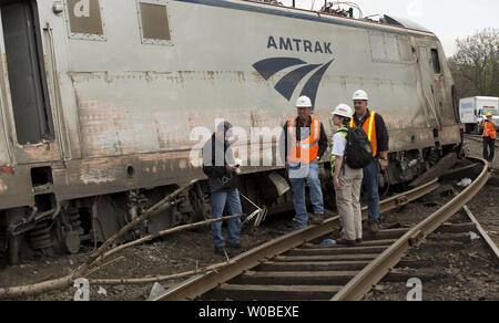 Spécialiste de l'enregistreur du NTSB Cassandra Johnson travaille avec des fonctionnaires sur la scène de la gare Amtrak # 188 Déraillement à Philadelphie, PA. Au moins six personnes ont été tuées et plus de 140 personnes blessées après qu'un train Amtrak, transportant 238 passagers et cinq membres d'équipage ont déraillé et roula sur le côté dans la section Port Richmond de Philadelphie le 12 mai. Photo de NTSB/UPI Banque D'Images