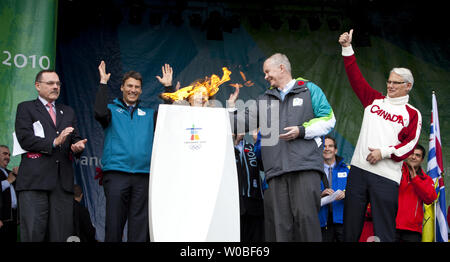 (L à R) Michael Chambers, président du COC, le maire de Vancouver, Gregor Robertson, Darlene Poole, directeur général du COVAN, John Furlong et le Premier Ministre de la Colombie-Britannique Gordon Campbell célébrer l'éclairage avec succès 1,2 mètres chaudron de célébration communautaire avec la flamme olympique à l'Assemblée législative de la Colombie-Britannique où les premiers porteurs de la flamme olympique d'hiver de 2010 commencera à Victoria (Colombie-Britannique) le 30 octobre 2009. UPI / Phillip Chin Banque D'Images