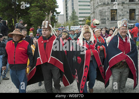 Les Premières Nations inscrivez-vous des milliers de citoyens à l'avant pelouses de la Colombie-Britannique (C.-B.) à l'Assemblée législative en centre-ville de Victoria, C.-B., le 22 octobre 2012 pour protester contre la construction de l'oléoduc Northern Gateway d'Enbridge. UPI/Heinz Ruckemann Banque D'Images