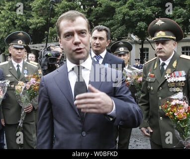 Le président russe Dmitri Medvedev parle aux médias après la cérémonie de remise des prix au siège de l'armée russe 58e à Vladikavkaz, la capitale de l'Ossétie du Nord province le 8 août 2009. Medvedev reçoit des médailles aux militaires russes qui ont combattu dans la guerre contre la Géorgie, il y a un an. (Photo d'UPI/Anatoli Zhdanov) Banque D'Images