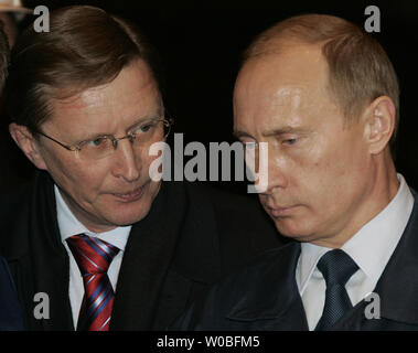 Le président russe Vladimir Poutine (R) est à l'écoute de premier vice-Premier ministre Sergueï Ivanov après une réunion du Présidium du Conseil d'État de Volgograd le 19 février 2007. (Photo d'UPI/Anatoli Zhdanov) Banque D'Images