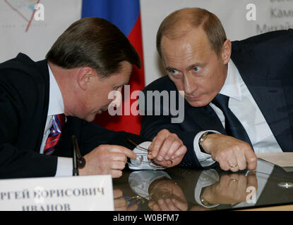 Le président russe Vladimir Poutine (R) est à l'écoute de premier vice-Premier ministre Sergueï Ivanov lors d'une réunion du Présidium du Conseil d'Etat de Volgograd, Russie le 19 février 2007. (Photo d'UPI/Anatoli Zhdanov) Banque D'Images