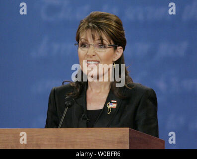 Candidat à la vice-présidence républicaine, Alaska Gov. Sarah Palin participe à la vice-présidence la vice-présidence démocratique débat avec le sénateur candidat Joe Biden (D-DE) à l'Université Washington à Saint Louis, Missouri, le 2 octobre 2008. (Photo d'UPI/Brian Kersey) Banque D'Images