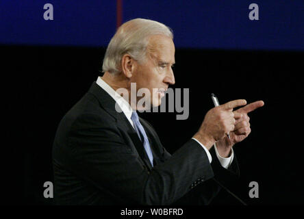 Candidat à la vice-présidence démocrate Joe Biden (D-DE) participe au débat à la vice-présidence la vice-présidence républicaine avec prête-nom, l'Alaska Gov. Sarah Palin à l'Université Washington à Saint Louis, Missouri, le 2 octobre 2008. (Photo d'UPI/Brian Kersey) Banque D'Images