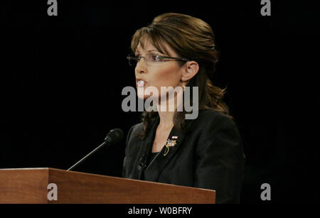 Candidat à la vice-présidence républicaine, Alaska Gov. Sarah Palin participe à la vice-présidence la vice-présidence démocratique débat avec le sénateur candidat Joe Biden (D-DE) à l'Université Washington à Saint Louis, Missouri, le 2 octobre 2008. (Photo d'UPI/Brian Kersey) Banque D'Images