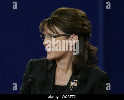 Candidat à la vice-présidence républicaine, Alaska Gov. Sarah Palin participe à la vice-présidence la vice-présidence démocratique débat avec le sénateur candidat Joe Biden (D-DE) à l'Université Washington à Saint Louis, Missouri, le 2 octobre 2008. (Photo d'UPI/Brian Kersey) Banque D'Images