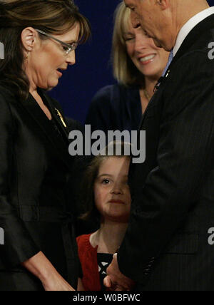 Piper Palin, fille de candidat à la vice-présidence républicaine, Alaska Gov. Sarah Palin se tient entre sa mère (L) et la vice-présidence démocratique Sen. candidat Joe Biden (D-DE) (R) après le débat à la vice-présidence à l'Université Washington à Saint Louis, Missouri, le 2 octobre 2008. (Photo d'UPI/Brian Kersey) Banque D'Images